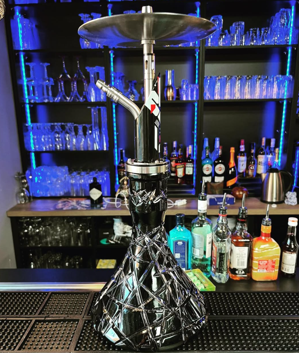 Premium-Shisha an der blau beleuchteten Bar